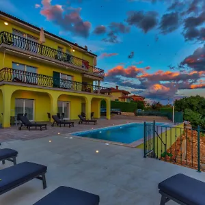 Luxury With Pool Apartment